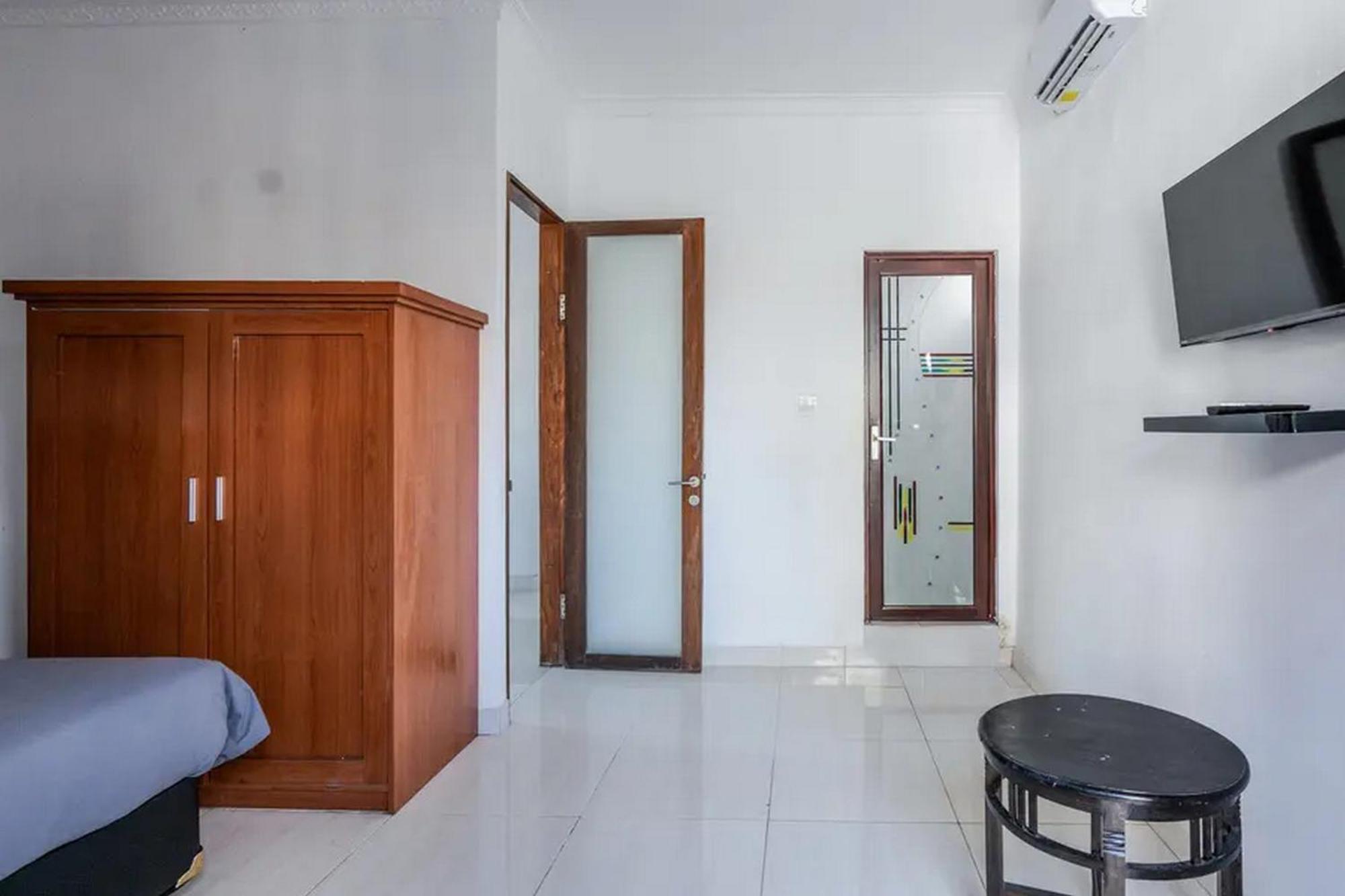 Ceria Guesthouse Seminyak Mitra Reddoorz Buitenkant foto