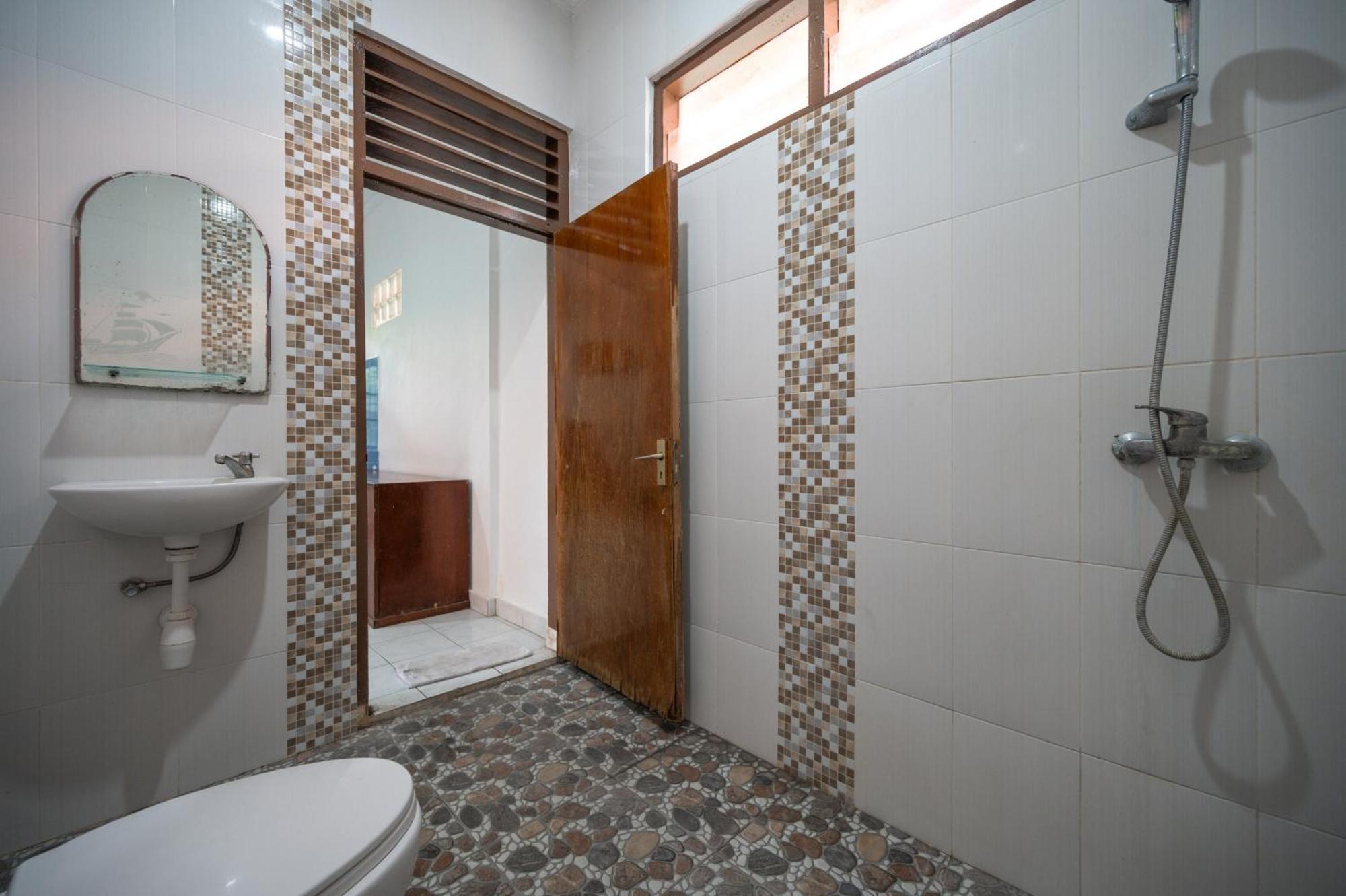 Ceria Guesthouse Seminyak Mitra Reddoorz Buitenkant foto