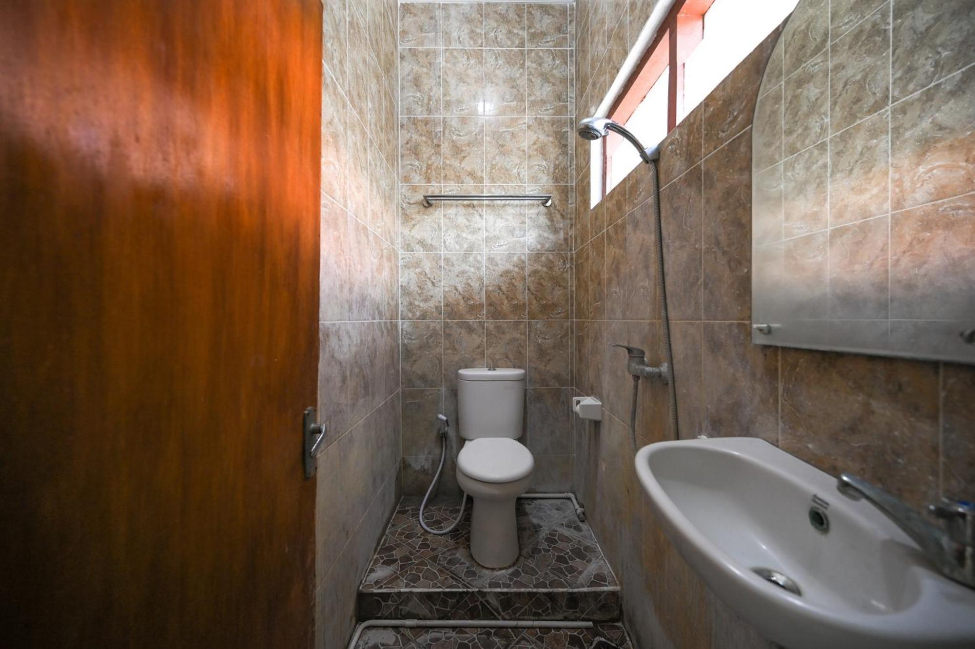 Ceria Guesthouse Seminyak Mitra Reddoorz Buitenkant foto