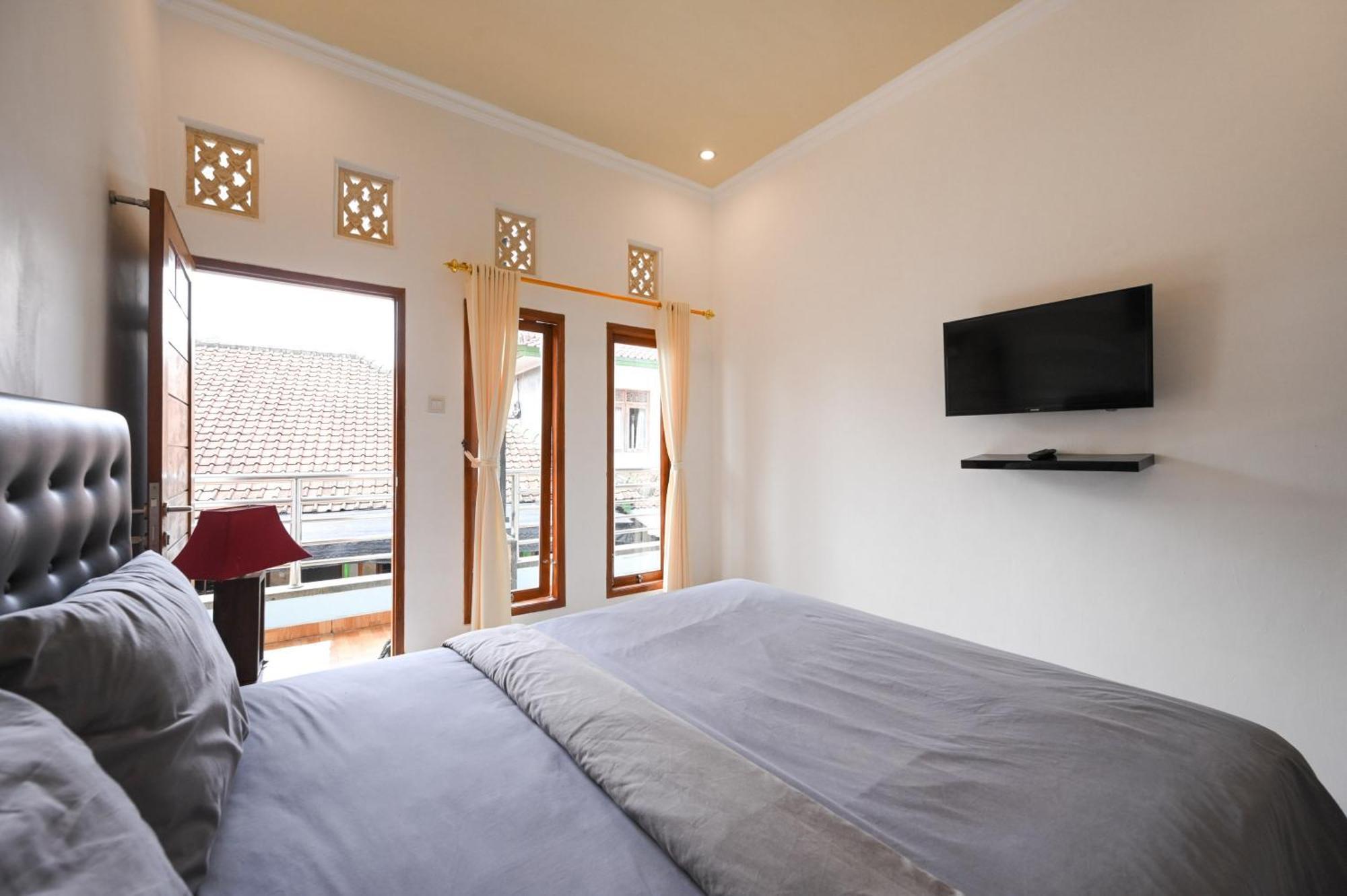Ceria Guesthouse Seminyak Mitra Reddoorz Buitenkant foto